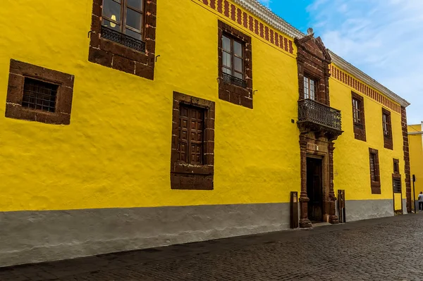 Güneşli bir günde San Christobal de La Laguna, Tenerife 'de parlak renkli binalar