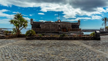 Güneşli bir günde Santa Cruz, Tenerife 'de Juan Bautista Kalesi' nin önüne doğru bir manzara.