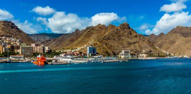 Güneşli bir günde Santa Cruz, Tenerife 'nin engebeli kıyı şeridi boyunca bir manzara