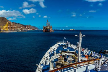 Güneşli bir günde Santa Cruz, Tenerife limanından ayrılıyorum.