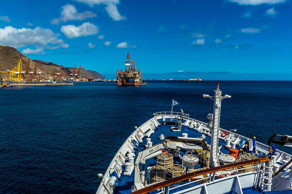 Выезд из порта Санта-Крус на Тенерифе в солнечный день