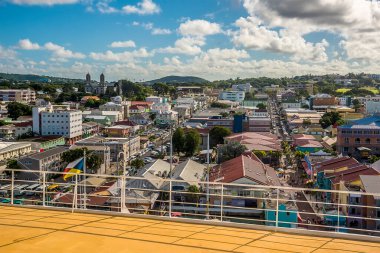 Gemi terminalinden Antigua 'daki St. Johns' a bir manzara.