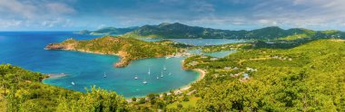 Shirley Heights 'tan Antigua sahilindeki İngiliz Limanı' na doğru bir manzara.
