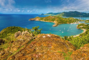 Shirley Heights 'ın Antigua sahilindeki Freemans Körfezi' ne bakış açısı