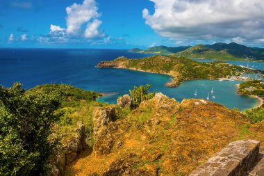 Shirley Heights 'taki kayalıklardan Antigua' daki İngiliz Limanı 'na doğru bir manzara.