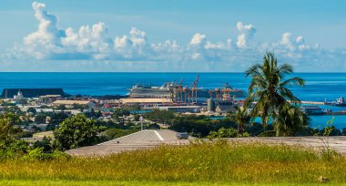 Bridgetown, Barbados 'taki gemi limanına doğru bir manzara.