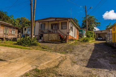 Barbados 'taki tipik Chattel evlerine doğru bir manzara