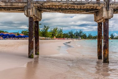 Bridgetown, Barbados 'taki Carlisle sahilinde yüksek seviyeli bir iskelenin yanından bir manzara.
