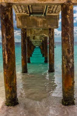 Bridgetown, Barbados 'taki Carlisle sahilinde bir iskelenin altında manzara.