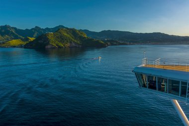 Bir yolcu gemisi sabahın erken saatlerinde Fort Charlotte, Saint Vincent 'tan geçiyor.