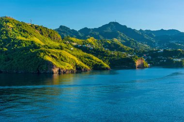 Charlotte Kalesi 'nden Kingstown' a doğru bir manzara, sabahın erken saatlerinde Saint Vincent