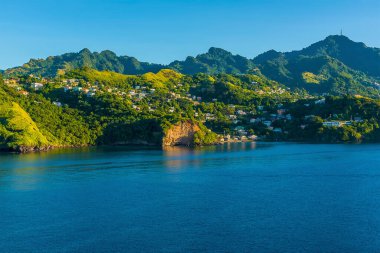 Kingstown 'a doğru bir manzara, sabahın erken saatlerinde Saint Vincent