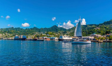 Sabahın erken saatlerinde Kingstown, Saint Vincent 'ın sahil şeridinde bir manzara.