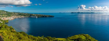 Kingstown Körfezi 'nin manzarası ve Kingstown, Charlotte Kalesi' nden Bequia Adası. Aziz Vincent