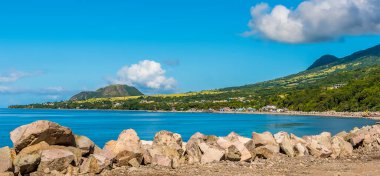 St. Kitts kıyı şeridi boyunca deniz savunması manzarası.