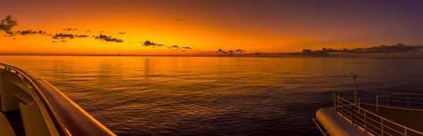 Blick Von Einem Kreuzfahrtschiff Vor Kitts Nach Sonnenuntergang — Stockfoto