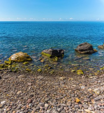 St. Kitts 'teki çakıllı bir sahilden deniz manzarası.