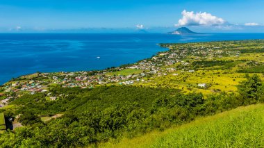 St. Kitts 'teki Brimstone Tepesi Kalesi' nin surlarından bir manzara.