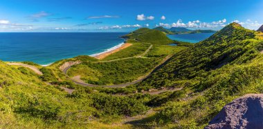 St Kitts 'in güney yarımadasındaki konik tepeler...