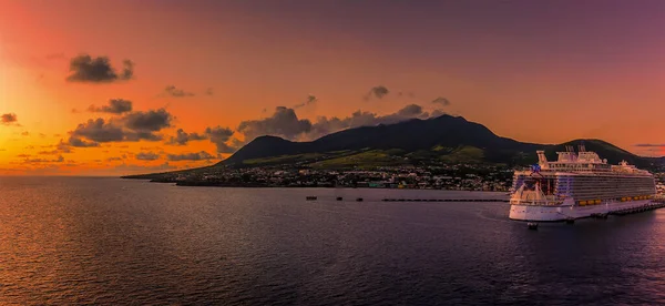 St. Kitts 'te gün batımında Basseterre limanına doğru bir manzara.