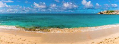 St. Maarten 'deki havalimanının yanındaki Maho plajında bir manzara.