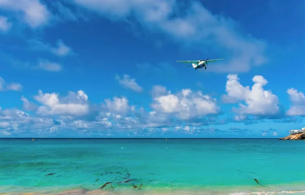 Самолет Приближается Аэропорту Над Пляжем Махо Сент Мартене — стоковое фото