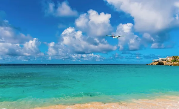 Een Klein Vliegtuig Nadert Het Vliegveld Boven Maho Beach Maarten — Stockfoto