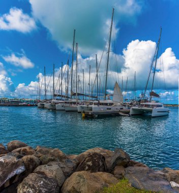 Marigot, St. Martin 'de bir marina manzarası.