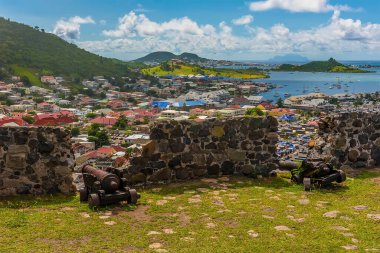 St. Martin 'deki Marigot yerleşiminin üzerindeki Louis Kalesi' nden bir manzara