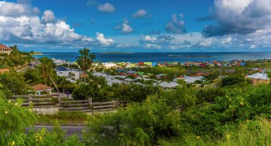 Orient Körfezi 'ndeki renkli binalar Cennet manzaralı, St Martin