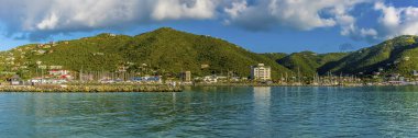 Sabahın erken saatlerinde Tortola 'daki Road Town limanının manzarası.