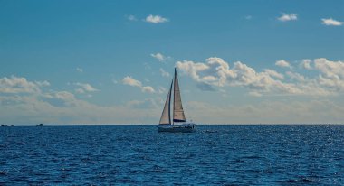 Ana ada Tortola 'nın yanından geçiyor.