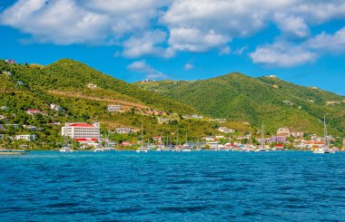Denizden ana ada Tortola 'daki Road Town' a doğru bir manzara