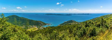 Tortola 'daki Ridge Road' dan Francis Drake kanalı ve Norman, Peter ve Salt adalarına doğru bir manzara.