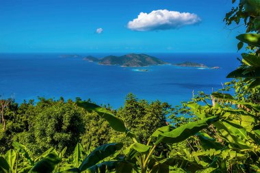 Tortola 'daki Ridge Road' dan Little Jost Van Dyke ve Jost Van Dyke adasına doğru bir manzara.
