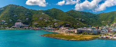 Road Town, Tortola 'daki rıhtıma doğru bir manzara.