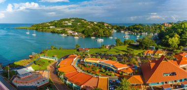 Castries, St Lucia 'da sabahleyin havaalanına doğru bir panorama manzarası var.