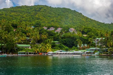 Sabahleyin Marigot Körfezi, St Lucia 'da kıyı şeridi manzarası.