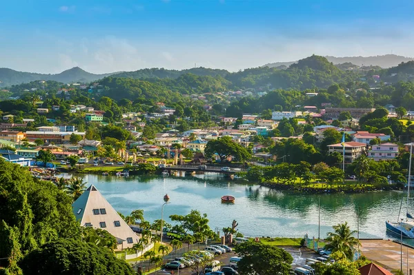 Sabahleyin St. Lucia 'da, Castries' de bir su yolu manzarası.