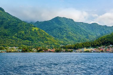 Sabah St. Lucia 'da Soufriere' e doğru bir manzara.
