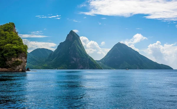 Soufriere Körfezi 'ne doğru bir manzara, St. Lucia' da Pitonlar uzakta.