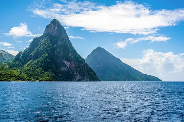 Sabahleyin St. Lucia 'daki Pitonlara doğru bir manzara.