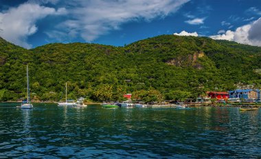 St. Lucia 'daki Soufriere Körfezi' nde demirlemiş gemilerin görüntüsü.