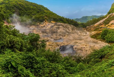 St. Lucia 'daki Soufriere yakınlarındaki Sülfür Pınarları' ndan manzara.