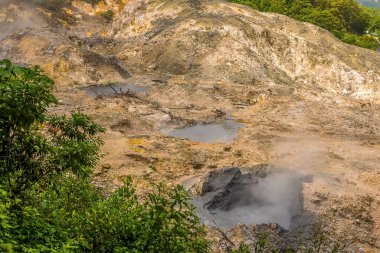 St. Lucia 'daki Soufriere yakınlarındaki Sülfür Pınarındaki üç çamur havuzunun manzarası.
