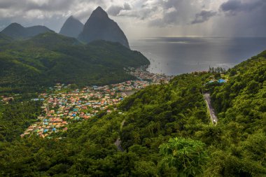 Soufriere 'den St. Lucia' daki Pitonlara doğru bir manzara.