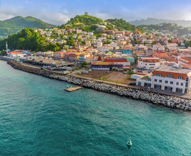 Grenada 'daki gemi terminalinden St Georges boyunca bir manzara.