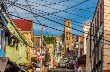 St. Georges, Grenada 'nın karşısındaki katedrale doğru bir sokak manzarası.