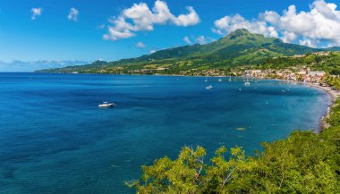 Saint Pierre 'e ve Martinique' deki Pelee Dağı 'na doğru bir manzara.
