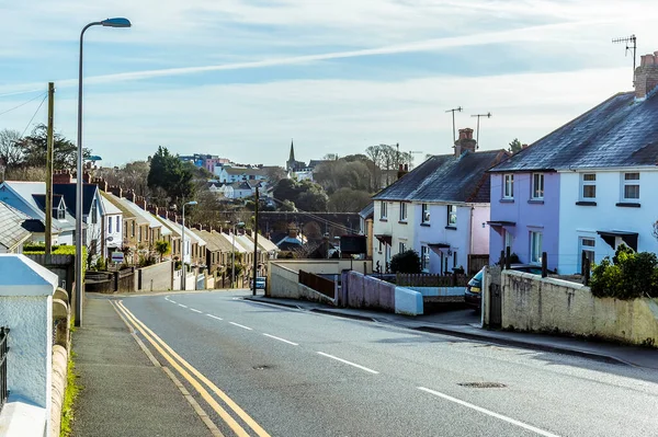 Güneşli bir günde Tenby, Pembrokeshire sahil kasabasına giden yol manzaralı.